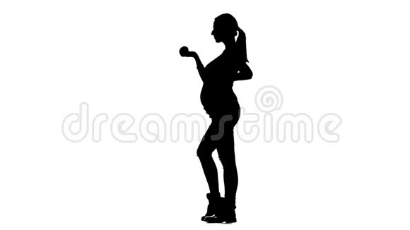 有肚子的女孩怀孕了吃苹果剪影白色背景慢动作视频的预览图