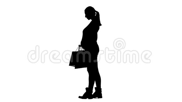 怀孕的女孩手里拿着袋子在购物剪影白色背景慢动作视频的预览图