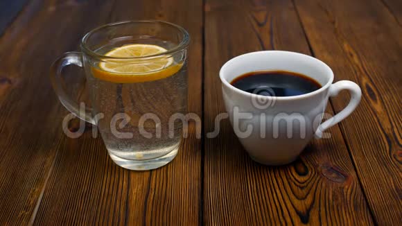 男人选择一杯咖啡而不是一杯柠檬水以换取有害的生活方式视频的预览图