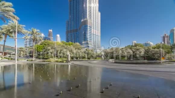 迪拜最高摩天大楼的主入口附近的喷泉视频的预览图