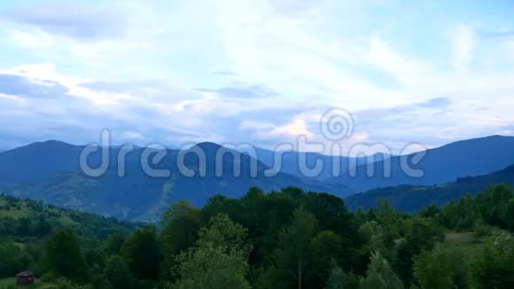 从高山的云景俯瞰夏天喀尔巴阡山的云视频的预览图