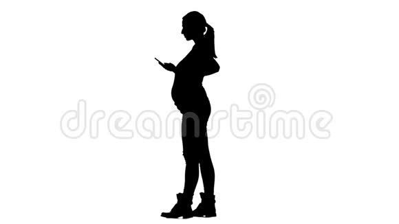 怀孕的女孩在打电话剪影白色背景慢动作视频的预览图
