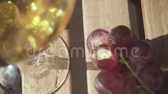 桌子上一串葡萄上的慢动作阳光视频的预览图