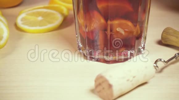 冰倒在一杯桑格里亚酒里视频的预览图