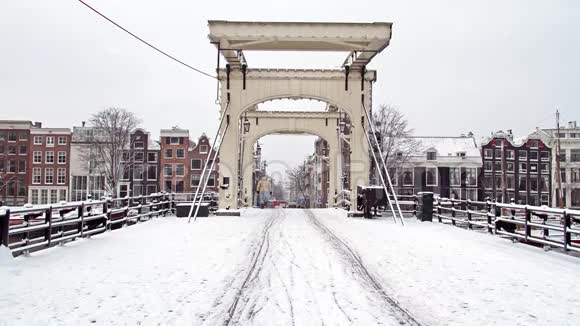 冬天在荷兰阿姆斯特丹的小桥上下雪视频的预览图