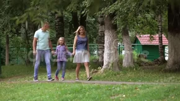 幸福的年轻家庭期待一个孩子怀孕视频的预览图