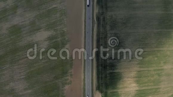 高速公路上的汽车欧洲的高速公路Drone射击视频的预览图