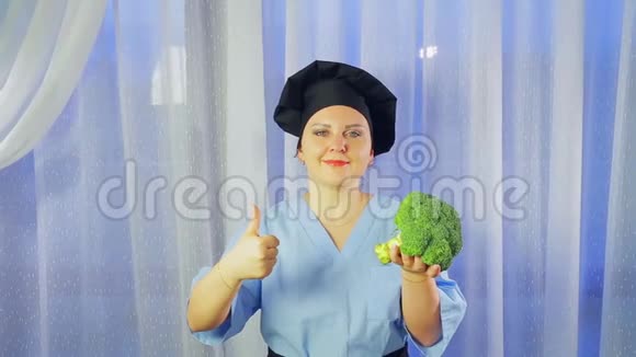 一位女厨师微笑着手里拿着西兰花表演课视频的预览图