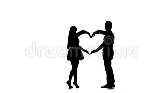 有爱心的一对夫妇用手做了一个心形剪影白色背景慢动作视频的预览图