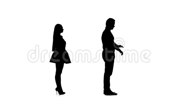 男人在等那个女孩她迟到了但来吻他剪影白色背景慢动作视频的预览图