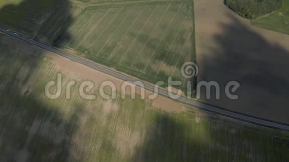 高速公路上的汽车欧洲的高速公路Drone射击视频的预览图