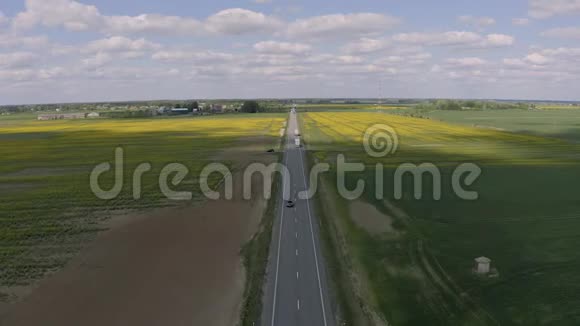 高速公路上的汽车欧洲的高速公路无人机射击视频的预览图