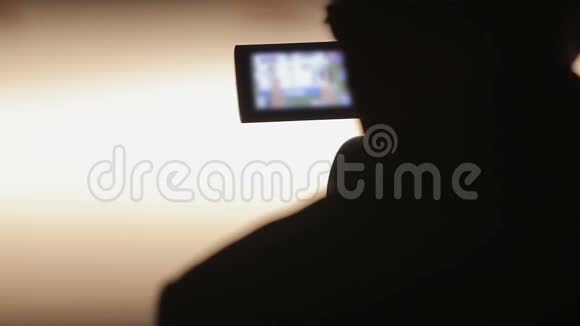 男摄影师摄影选美比赛剪影专业设备视频的预览图