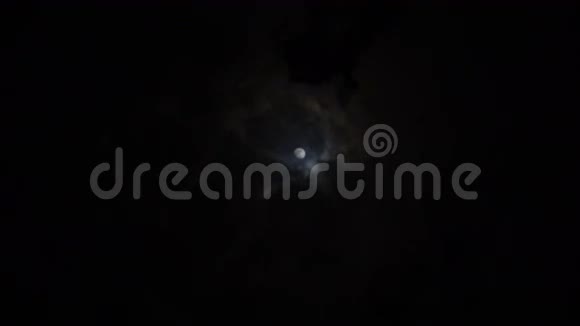 月亮与云在夜晚视频的预览图