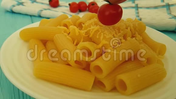 意大利面奶酪樱桃番茄手视频的预览图