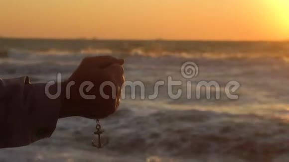 水手手把锚链上背景是美丽的日落在黑海之上视频的预览图