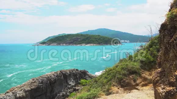 美丽的海景泻湖里的热带岛屿海浪拍打石头视频的预览图