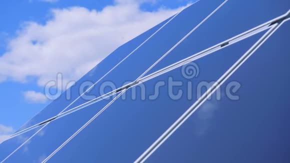 太阳能板安装在屋顶上关闭视频的预览图