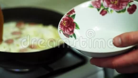 男人把鸡蛋放在碗里视频的预览图