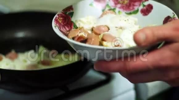 男人把鸡蛋放在碗里视频的预览图