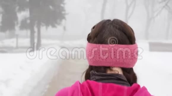 北欧式步行年轻胖乎乎的白人女人和北欧两极徒步旅行关闭后跟射击视频的预览图