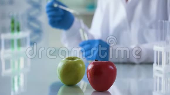 绿色和红色苹果桌科学家检查食品质量营养研究视频的预览图