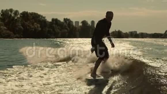 人在海浪上冲浪斯波特男人在尾板上慢动作冲浪视频的预览图
