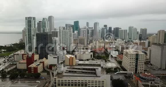 鸟瞰大厦市中心城市天际线迈阿密佛罗里达视频的预览图