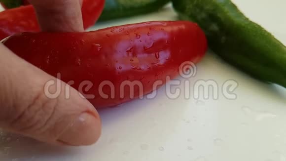 红胡椒在白色背景手湿视频的预览图