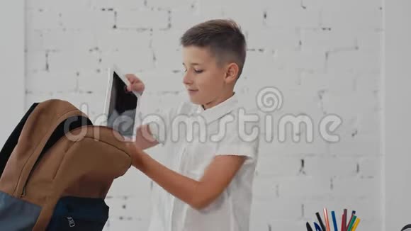 小学生把平板电脑放在背包里回学校去视频的预览图