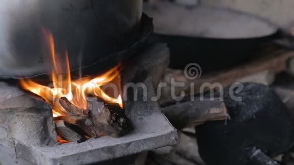 在传统的炉子上做饭视频的预览图