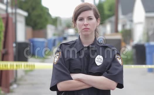 带着武器的女警察视频的预览图