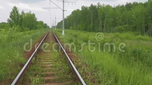 铁路和遥远的火车前进视野视频的预览图