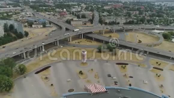 里加市的汽车交通桥梁无人驾驶飞机与建筑物和驾驶汽车视频的预览图