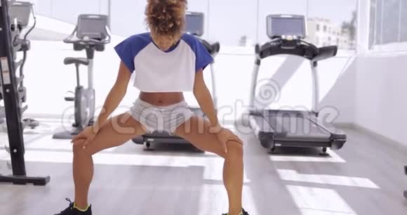 健身房里的强壮女运动员视频的预览图