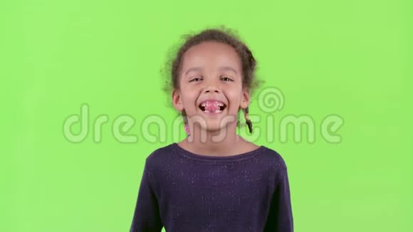 非裔美国儿童露舌绿色屏幕视频的预览图