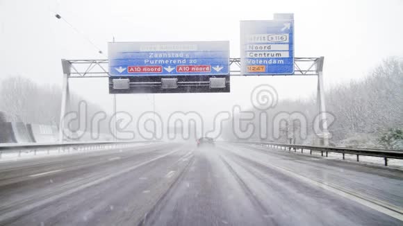 荷兰阿姆斯特丹附近的高速公路上冬天下雪视频的预览图
