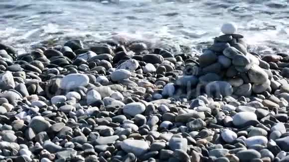 卵石海滩和一个小石头金字塔视频的预览图