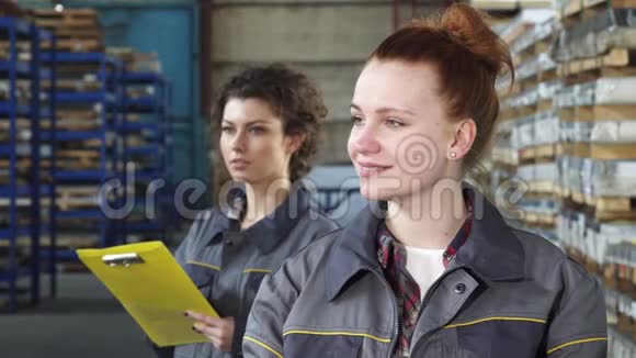 幸福美丽的女工程师微笑着向仓库竖起大拇指视频的预览图