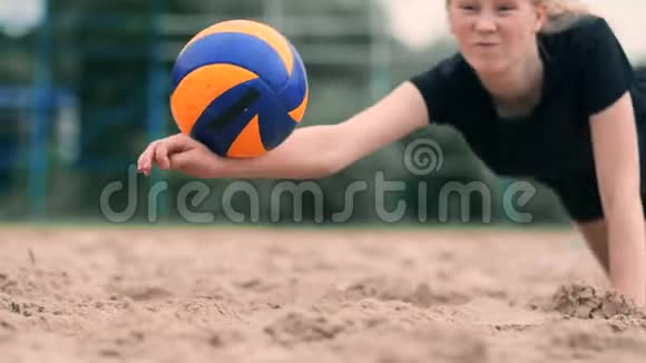 女排球运动员在秋天在海滩上缓慢地击球视频的预览图