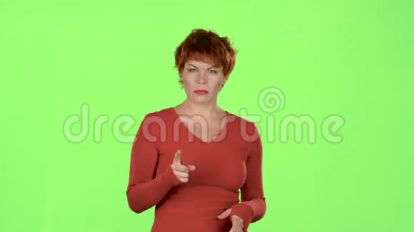 首席女性对着下属尖叫绿色屏幕视频的预览图