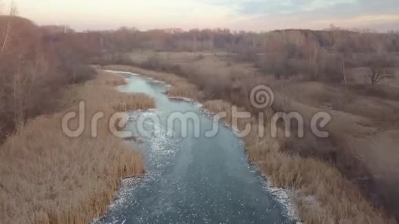 冰冻河流视频的预览图