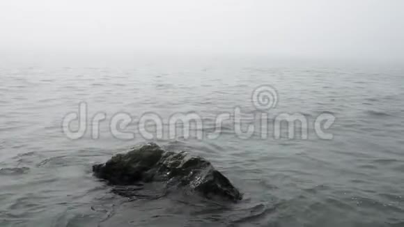 雾天风和海浪在阻挡视频的预览图