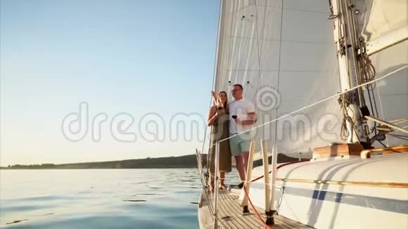 已婚夫妇正在海上航行一起在船上喝酒视频的预览图