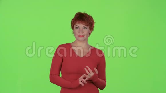 红发女人为产品做广告竖起大拇指绿色屏幕视频的预览图