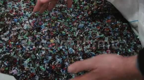 彩色玻璃碎片在袋子和人手中回收视频的预览图