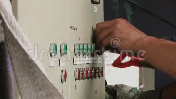 工人按下工厂的红色和绿色按钮视频的预览图