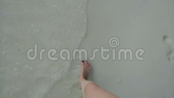 海浪海沫和女人光着脚沙滩上视频的预览图