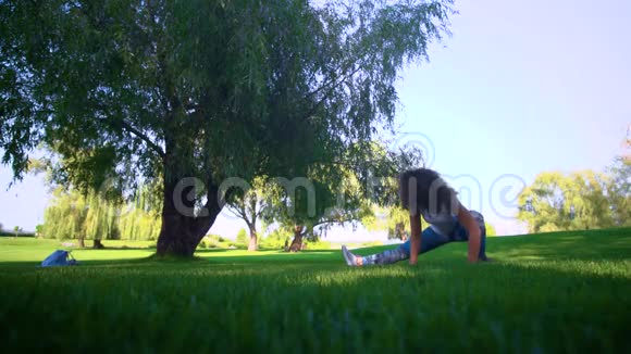 年轻女人锻炼身体视频的预览图