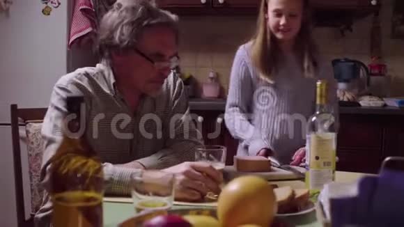 爷爷和孙女在厨房里视频的预览图